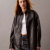 Lässige Hemdjacke aus Kunstleder Lässige Hemdjacke aus Kunstleder