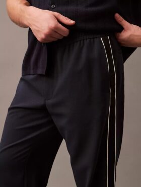 Lässige, konisch zulaufende Hose zum Hineinschlüpfen