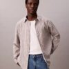 Lässiges Button-Down-Hemd aus Viskose-Nylon-Mischung mit Streifenmuster Lässiges Button-Down-Hemd aus Viskose-Nylon-Mischung mit Streifenmuster