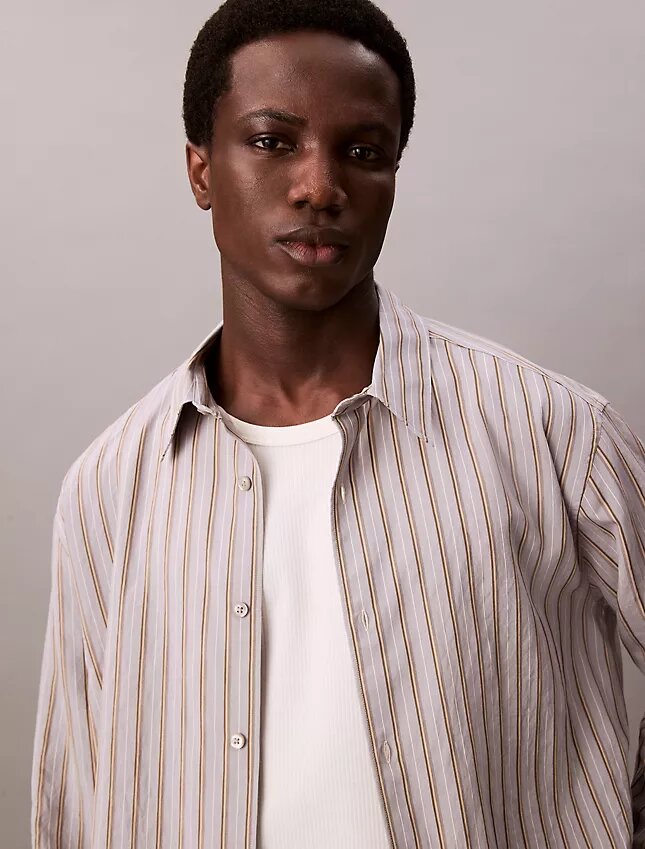 Lässiges Button-Down-Hemd aus Viskose-Nylon-Mischung mit Streifenmuster Lässiges Button-Down-Hemd aus Viskose-Nylon-Mischung mit Streifenmuster