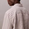 Lässiges Button-Down-Hemd aus Viskose-Nylon-Mischung mit Streifenmuster Lässiges Button-Down-Hemd aus Viskose-Nylon-Mischung mit Streifenmuster