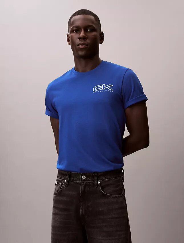 Lässiges T-Shirt mit metallischem Monogram-Logo Lässiges T-Shirt mit metallischem Monogram-Logo