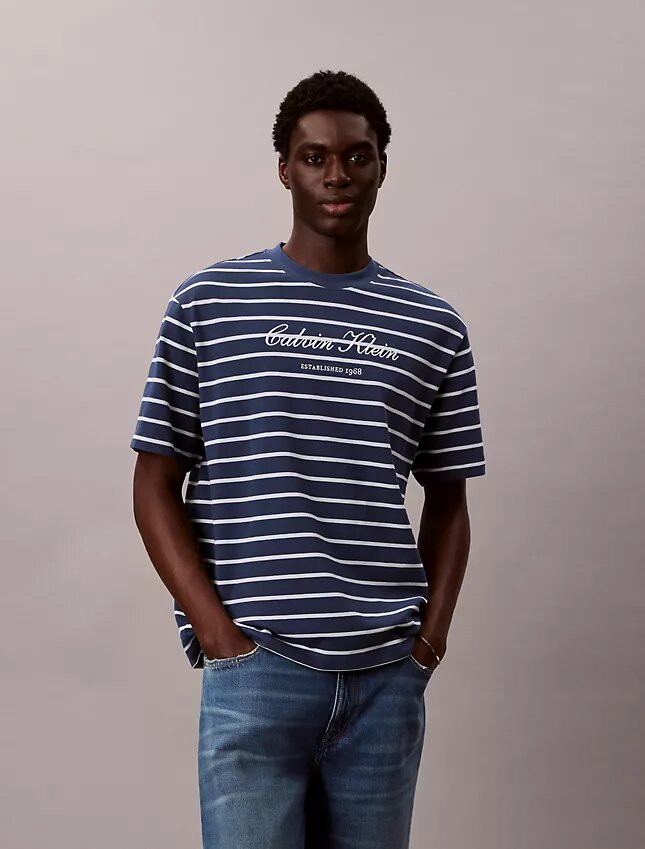 Lässiges T-Shirt mit Streifen-Logo Lässiges T-Shirt mit Streifen-Logo