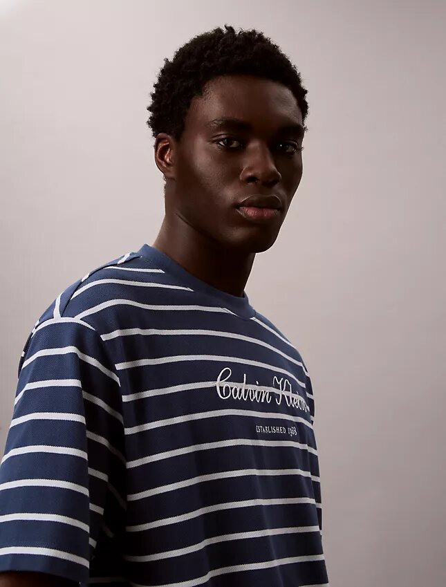 Lässiges T-Shirt mit Streifen-Logo Lässiges T-Shirt mit Streifen-Logo