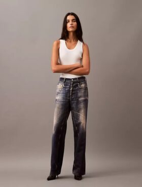 Maßgeschneiderte Hose mit Denim-Print