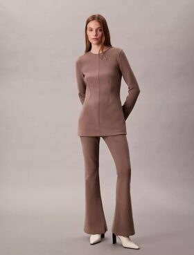 Maßgeschneiderte Strickhose mit ausgestelltem Bein und elastischem Bund