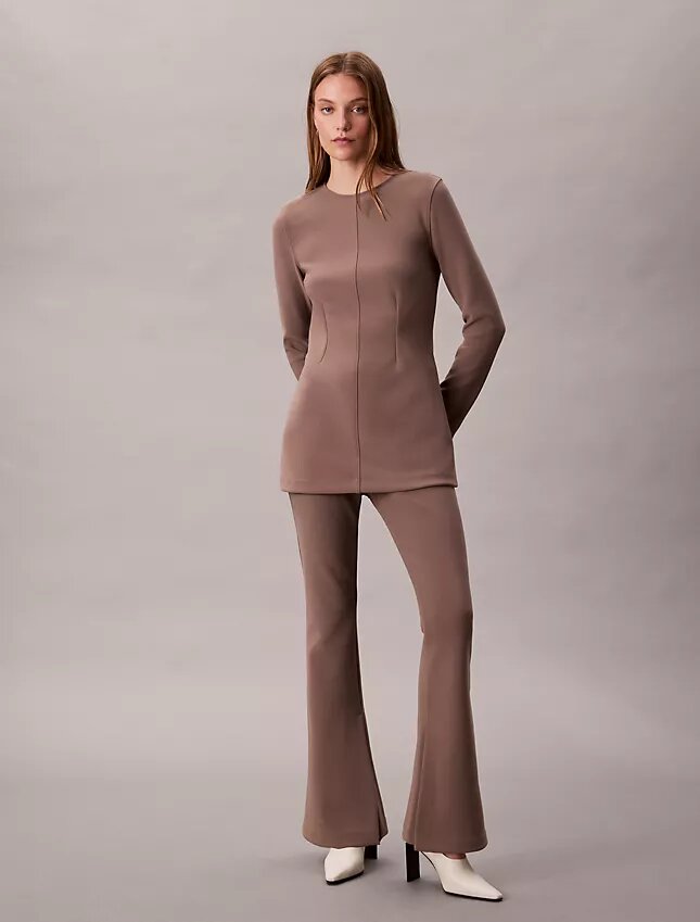 Maßgeschneiderte Strickhose mit ausgestelltem Bein und elastischem Bund Maßgeschneiderte Strickhose mit ausgestelltem Bein und elastischem Bund