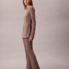 Maßgeschneiderte Strickhose mit ausgestelltem Bein und elastischem Bund Maßgeschneiderte Strickhose mit ausgestelltem Bein und elastischem Bund