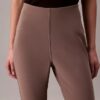 Maßgeschneiderte Strickhose mit ausgestelltem Bein und elastischem Bund Maßgeschneiderte Strickhose mit ausgestelltem Bein und elastischem Bund