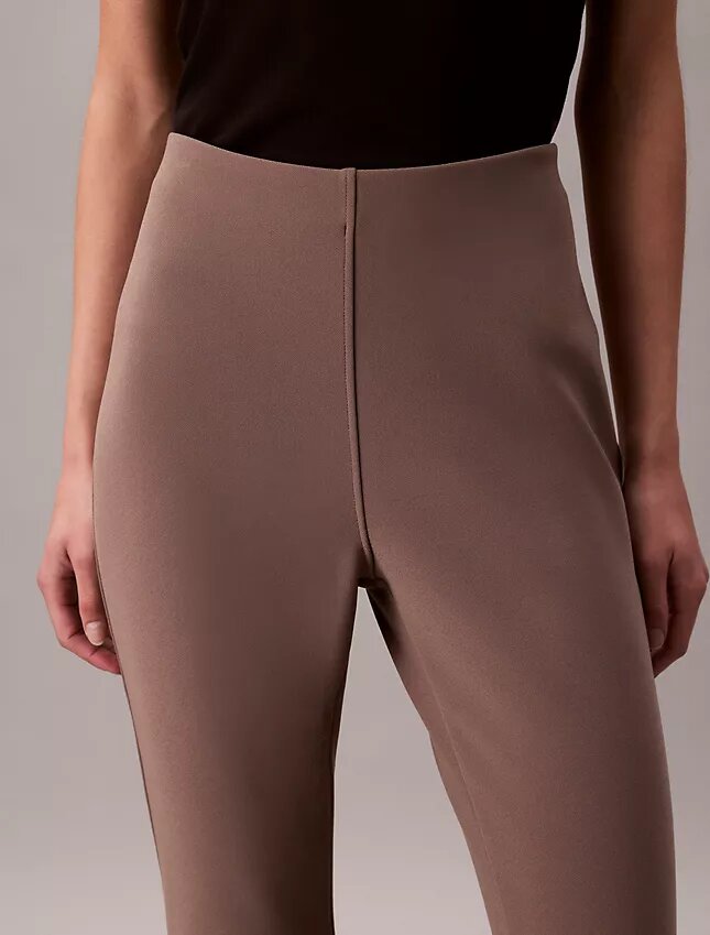 Maßgeschneiderte Strickhose mit ausgestelltem Bein und elastischem Bund Maßgeschneiderte Strickhose mit ausgestelltem Bein und elastischem Bund