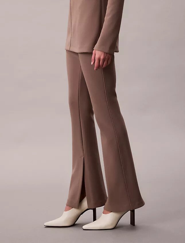 Maßgeschneiderte Strickhose mit ausgestelltem Bein und elastischem Bund Maßgeschneiderte Strickhose mit ausgestelltem Bein und elastischem Bund