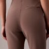 Maßgeschneiderte Strickhose mit ausgestelltem Bein und elastischem Bund Maßgeschneiderte Strickhose mit ausgestelltem Bein und elastischem Bund