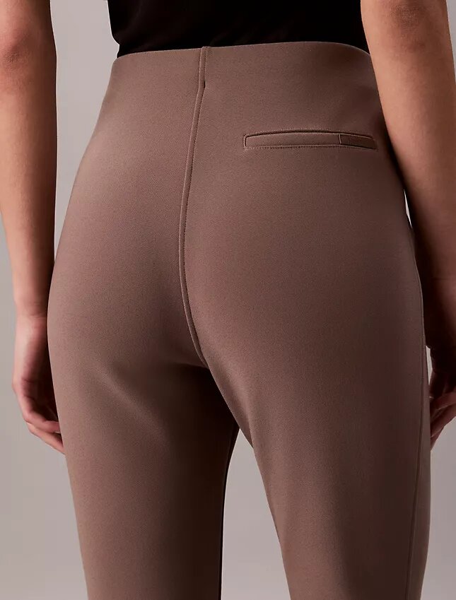 Maßgeschneiderte Strickhose mit ausgestelltem Bein und elastischem Bund Maßgeschneiderte Strickhose mit ausgestelltem Bein und elastischem Bund