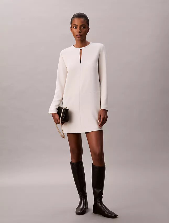 Maßgeschneidertes Minikleid aus Krepp Maßgeschneidertes Minikleid aus Krepp