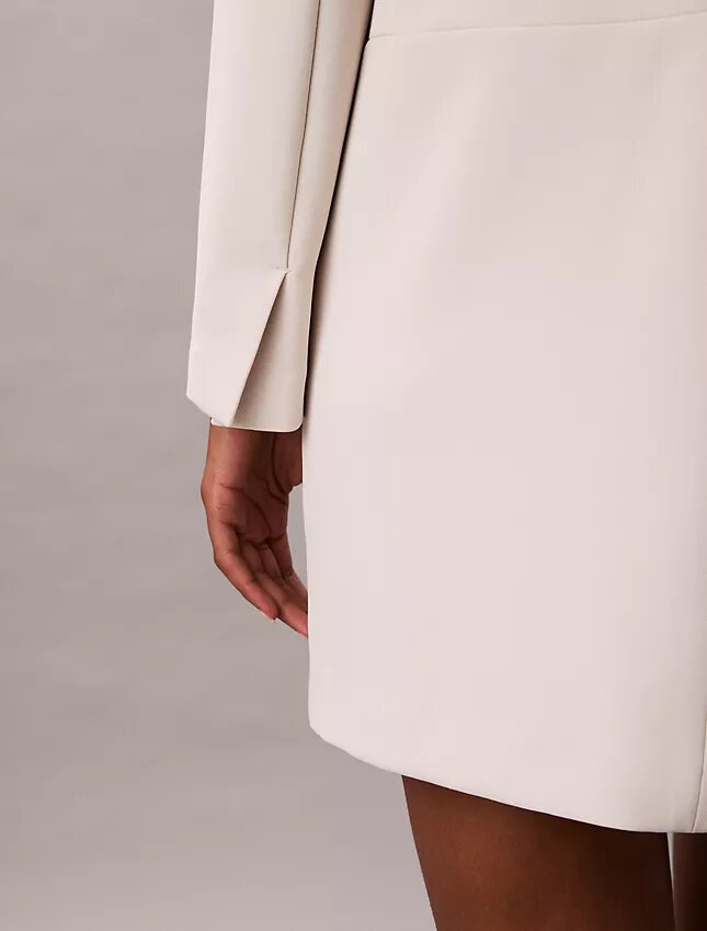 Maßgeschneidertes Minikleid aus Krepp Maßgeschneidertes Minikleid aus Krepp