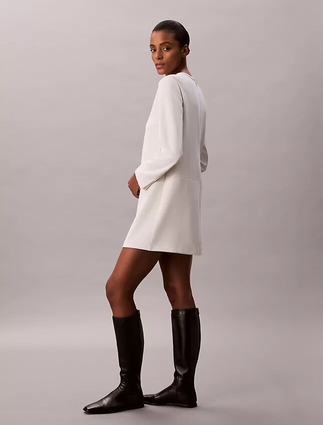 Maßgeschneidertes Minikleid aus Krepp Maßgeschneidertes Minikleid aus Krepp