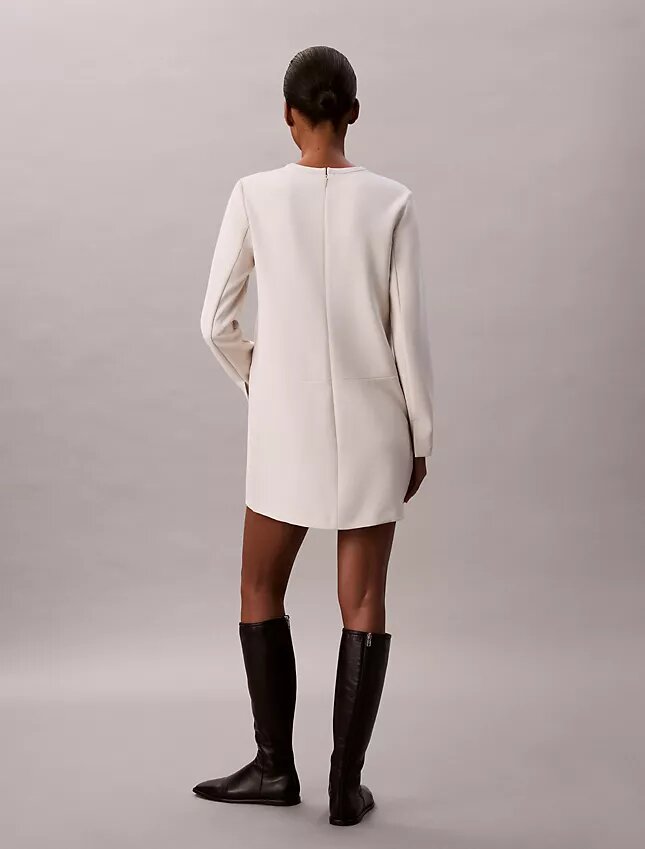 Maßgeschneidertes Minikleid aus Krepp Maßgeschneidertes Minikleid aus Krepp