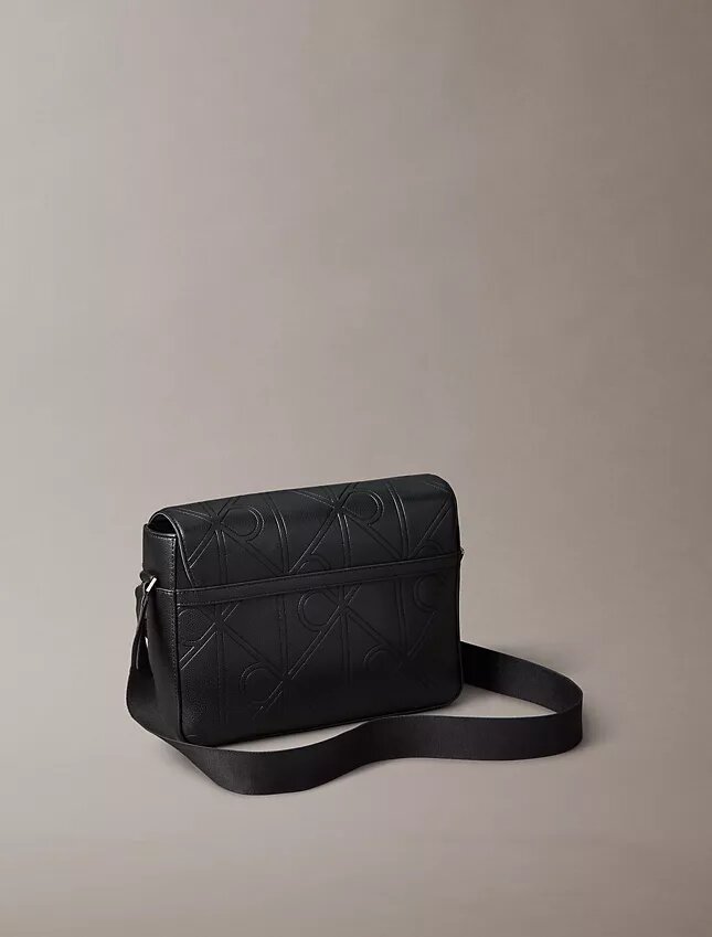 Messenger-Tasche mit durchgehendem geprägten Emblem Messenger-Tasche mit durchgehendem geprägten Emblem