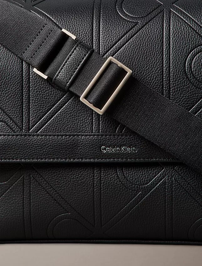 Messenger-Tasche mit durchgehendem geprägten Emblem Messenger-Tasche mit durchgehendem geprägten Emblem