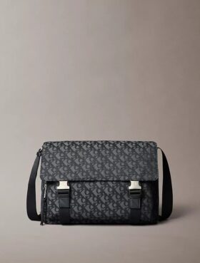 Messenger-Tasche mit durchgehendem Monogram