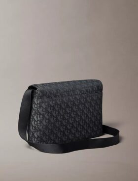 Messenger-Tasche mit durchgehendem Monogram