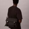 Messenger-Tasche mit durchgehendem Monogram