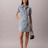Mini-Kleid aus Denim mit Gürtel Mini-Kleid aus Denim mit Gürtel
