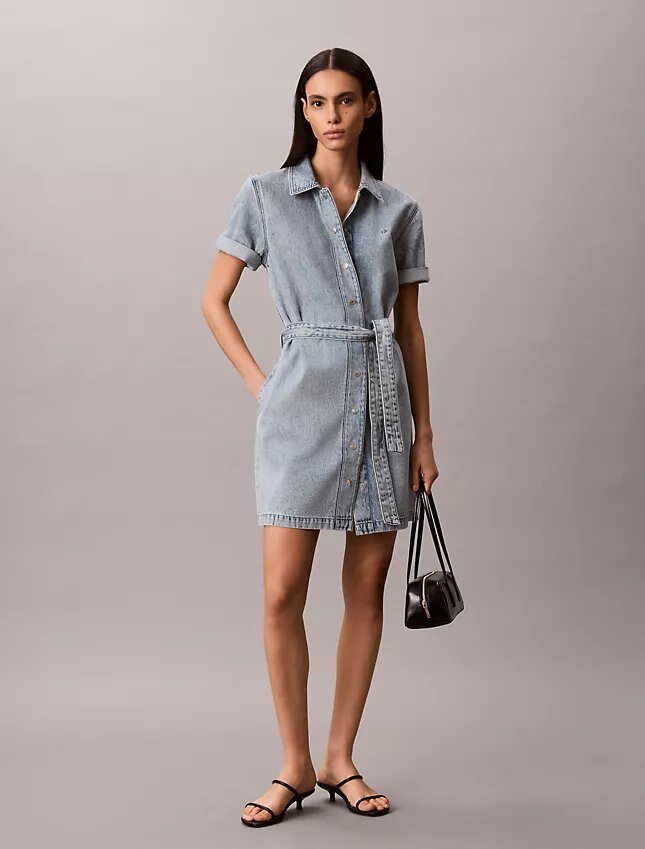 Mini-Kleid aus Denim mit Gürtel Mini-Kleid aus Denim mit Gürtel