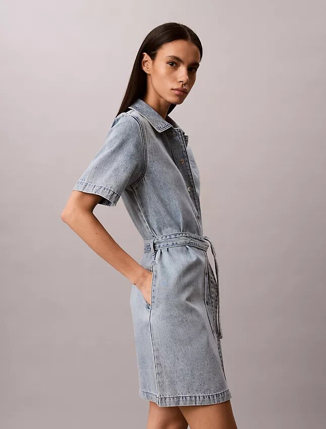 Mini-Kleid aus Denim mit Gürtel Mini-Kleid aus Denim mit Gürtel
