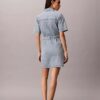 Mini-Kleid aus Denim mit Gürtel Mini-Kleid aus Denim mit Gürtel