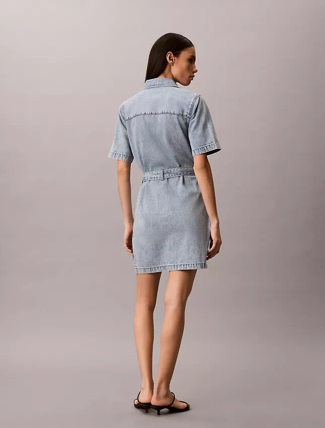 Mini-Kleid aus Denim mit Gürtel Mini-Kleid aus Denim mit Gürtel