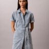 Mini-Kleid aus Denim mit Gürtel Mini-Kleid aus Denim mit Gürtel