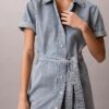 Mini-Kleid aus Denim mit Gürtel Mini-Kleid aus Denim mit Gürtel