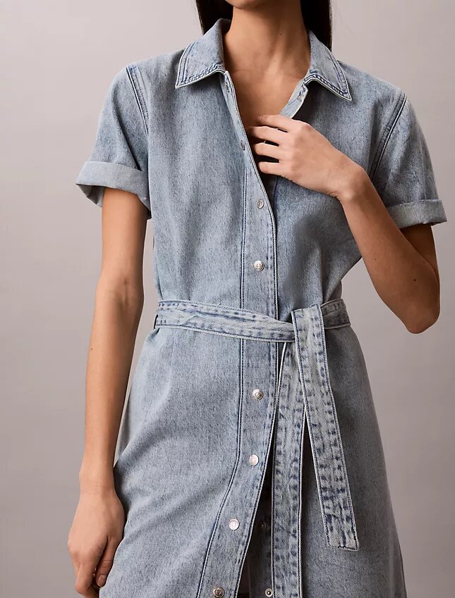 Mini-Kleid aus Denim mit Gürtel Mini-Kleid aus Denim mit Gürtel
