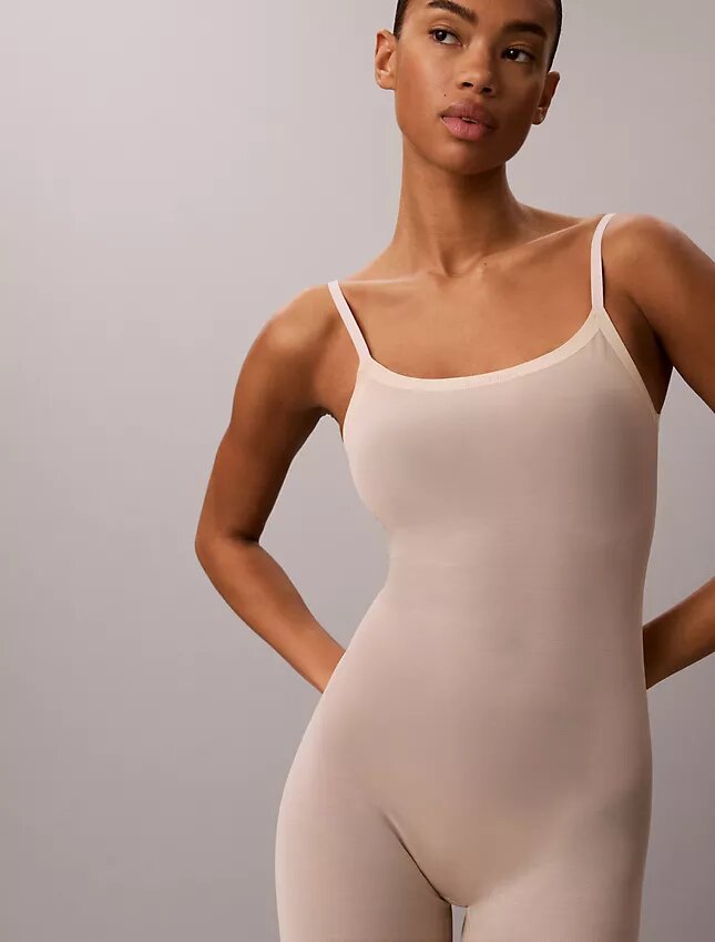 Minimalistischer Bodys aus Mesh bis zur Mitte des Oberschenkels Minimalistischer Bodys aus Mesh bis zur Mitte des Oberschenkels