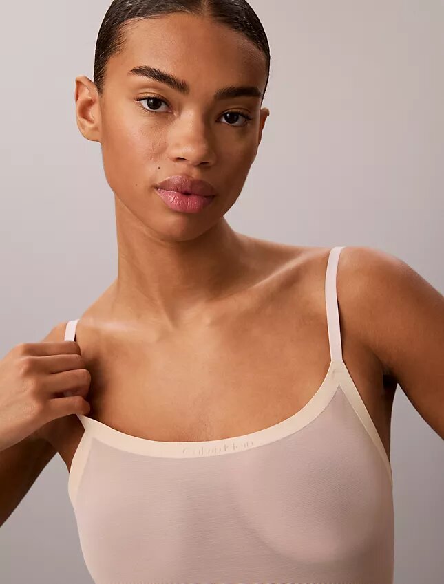 Minimalistischer Bodys aus Mesh bis zur Mitte des Oberschenkels Minimalistischer Bodys aus Mesh bis zur Mitte des Oberschenkels