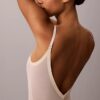 Minimalistischer Bodys aus Mesh bis zur Mitte des Oberschenkels Minimalistischer Bodys aus Mesh bis zur Mitte des Oberschenkels