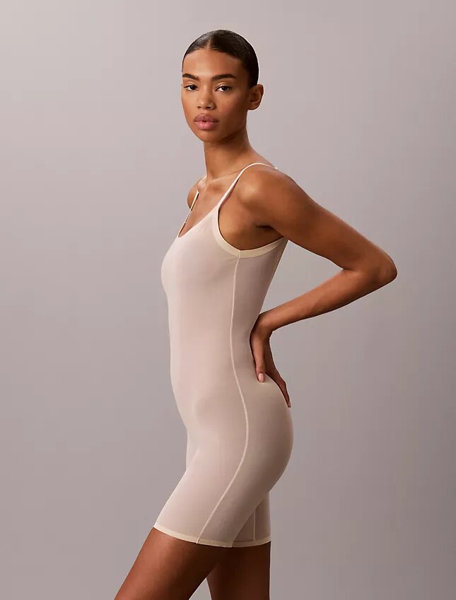 Minimalistischer Bodys aus Mesh bis zur Mitte des Oberschenkels Minimalistischer Bodys aus Mesh bis zur Mitte des Oberschenkels