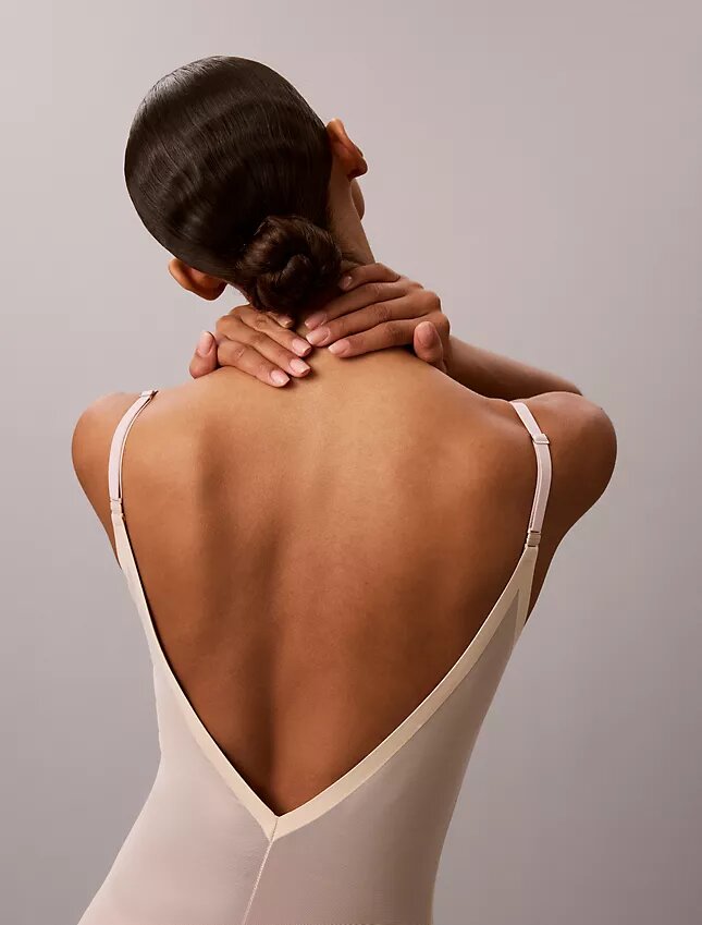 Minimalistischer Bodys aus Mesh bis zur Mitte des Oberschenkels Minimalistischer Bodys aus Mesh bis zur Mitte des Oberschenkels