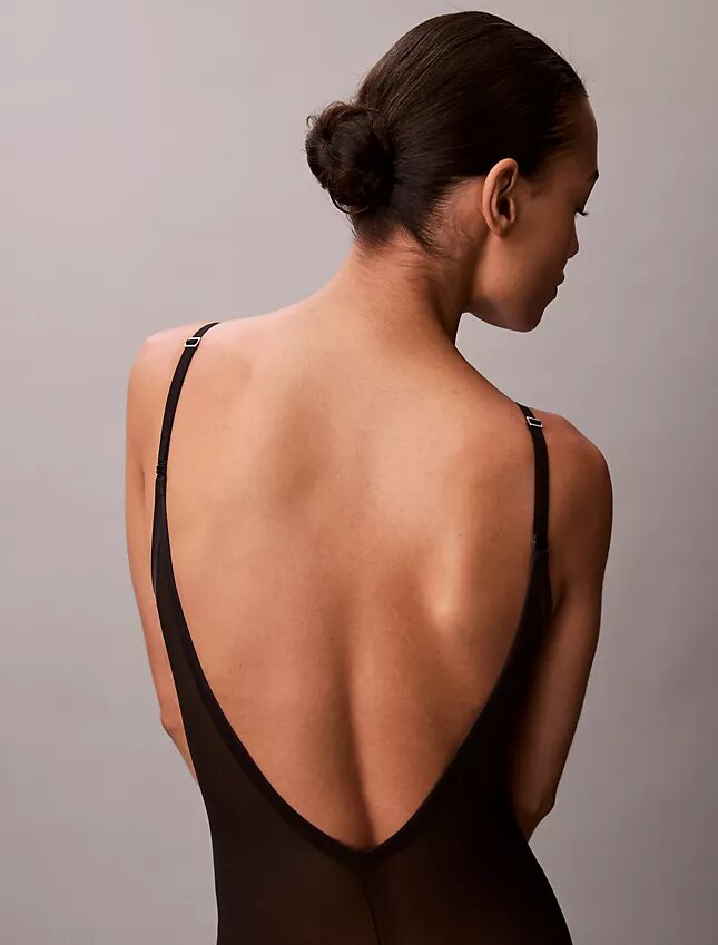Minimalistischer Bodys aus Mesh bis zur Mitte des Oberschenkels Minimalistischer Bodys aus Mesh bis zur Mitte des Oberschenkels
