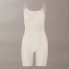 Minimalistischer Bodys aus Mesh bis zur Mitte des Oberschenkels Minimalistischer Bodys aus Mesh bis zur Mitte des Oberschenkels