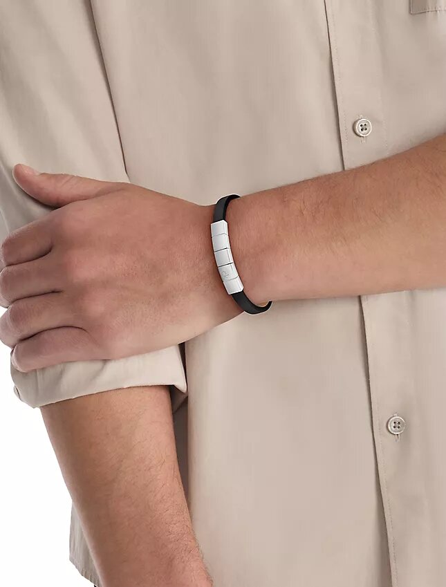 Minimalistisches Armband mit Quadraten Minimalistisches Armband mit Quadraten