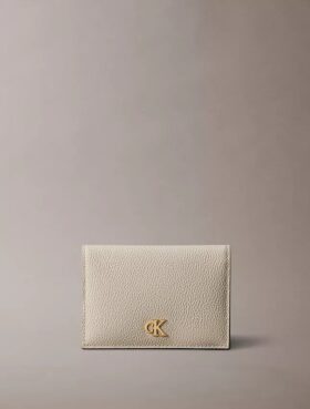 Minimalistisches Monogram-Kartenetui mit Klappe