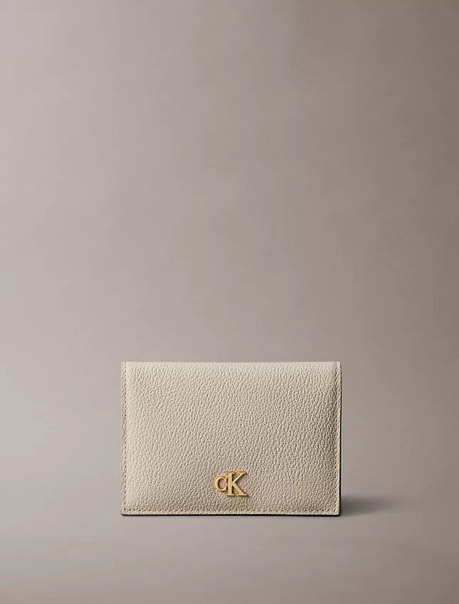 Minimalistisches Monogram-Kartenetui mit Klappe Minimalistisches Monogram-Kartenetui mit Klappe