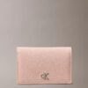 Minimalistisches Monogram-Kartenetui mit Klappe Minimalistisches Monogram-Kartenetui mit Klappe