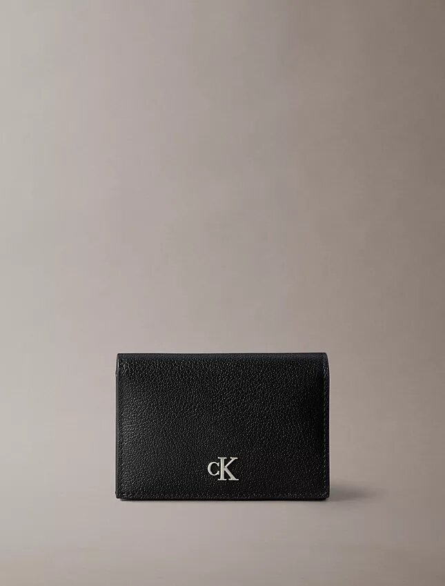 Minimalistisches Monogram-Kartenetui mit Klappe Minimalistisches Monogram-Kartenetui mit Klappe