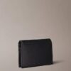 Minimalistisches Monogram-Kartenetui mit Klappe Minimalistisches Monogram-Kartenetui mit Klappe