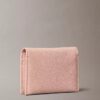 Minimalistisches Monogram-Kartenetui mit Klappe Minimalistisches Monogram-Kartenetui mit Klappe