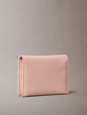 Minimalistisches Monogram-Kartenetui mit Klappe