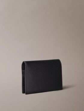 Minimalistisches Monogram-Kartenetui mit Klappe